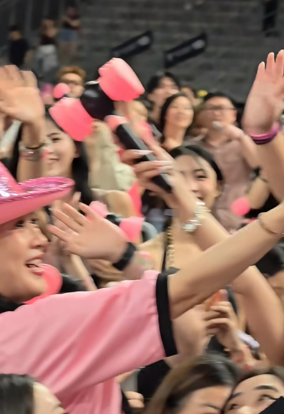 心情極好的鍾麗緹親民答應粉絲合照的要求。