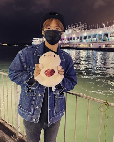 Eden手上的公仔是《青春本我》的道具,Yumi曾在劇中抱話這款公仔。