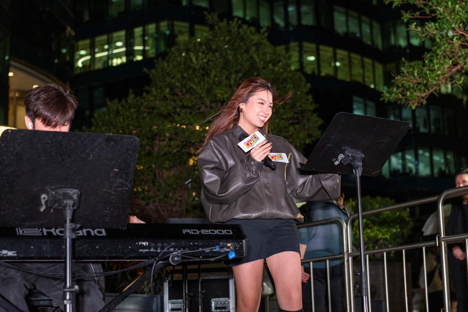 林芊瑩短裙上陣Busking。