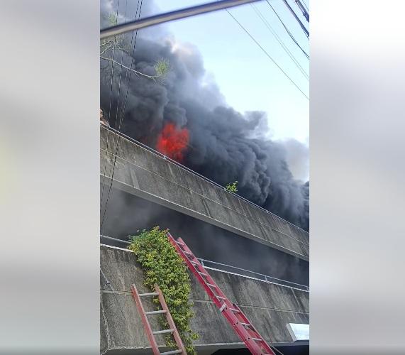 此時已濃煙滾滾並冒火。(互聯網)