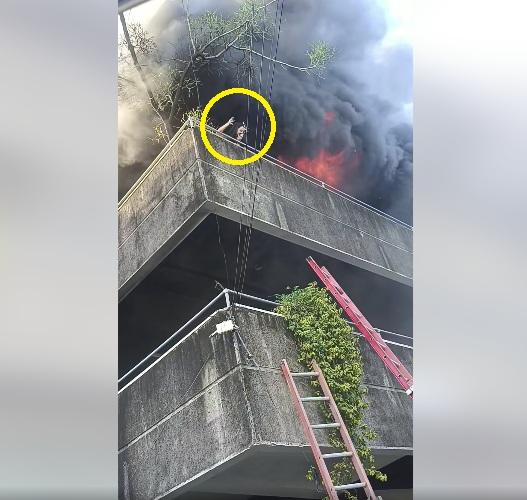 女子揮手求救。(互聯網)