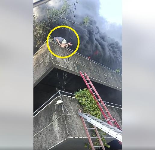 女子爬出大廈圍欄。(互聯網)