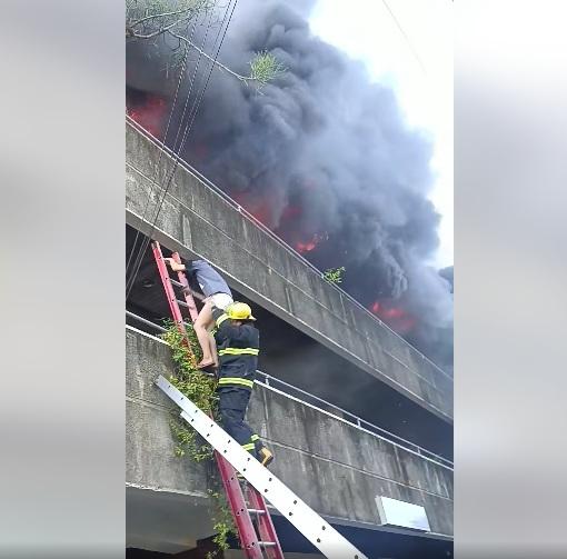最後消防員用較長的梯子,把女子救下。(互聯網)