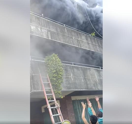 民眾催促女子逃生。(互聯網)