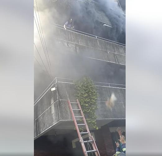 女子將另一隻狗拋下。(互聯網)