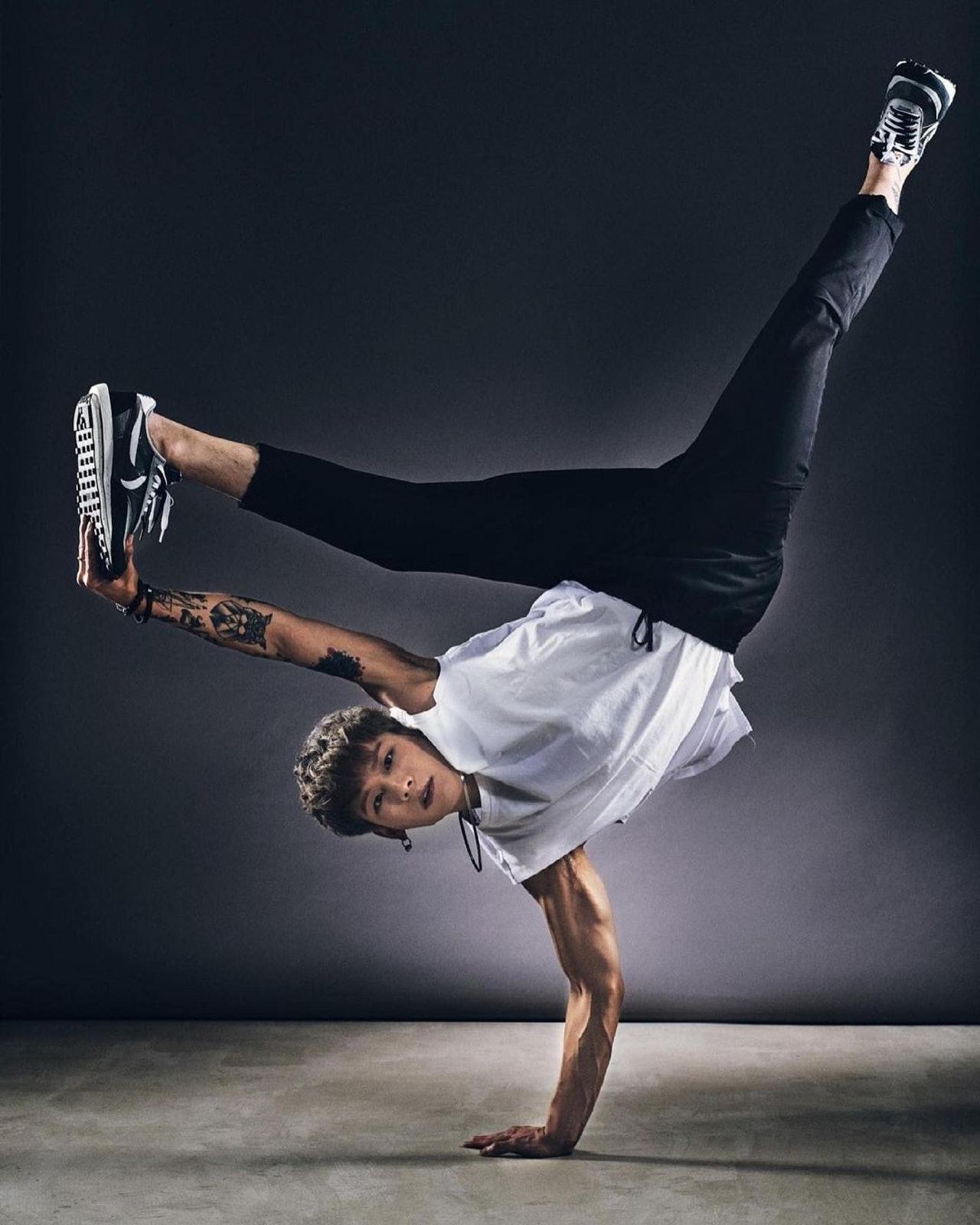 劉展霆右手有紋身,所以不是陪Yumi睇戲的男仔。