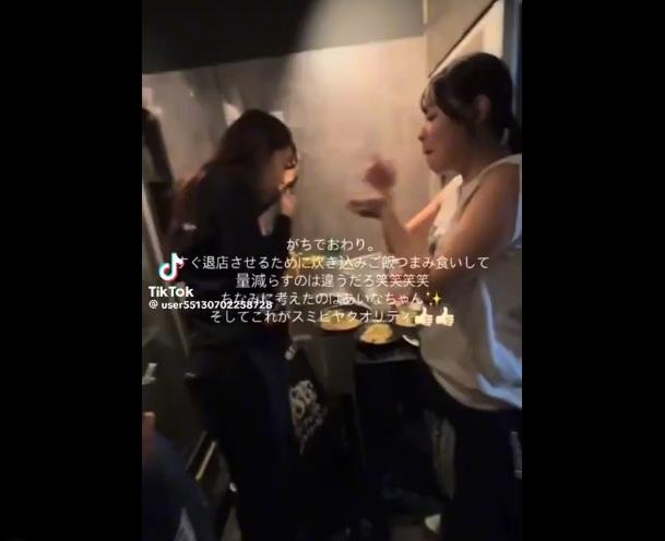 從影片可見,兩名店員用手拿取客人的餐點猛食。(互聯網)