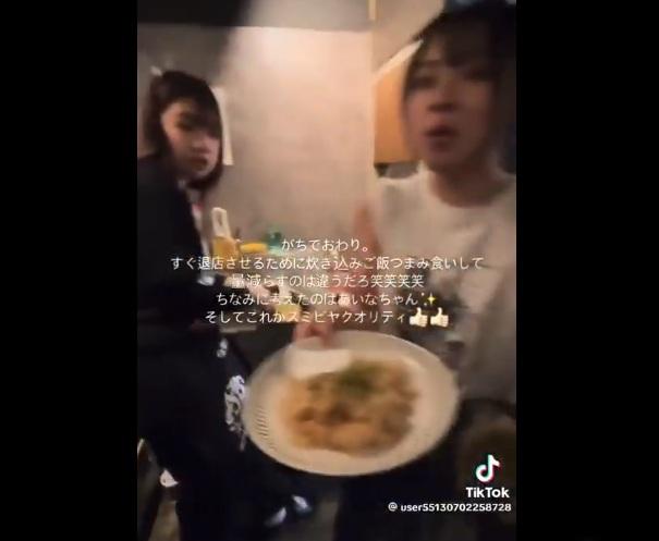 店員把餐碟遞給拍片的同事。(互聯網)