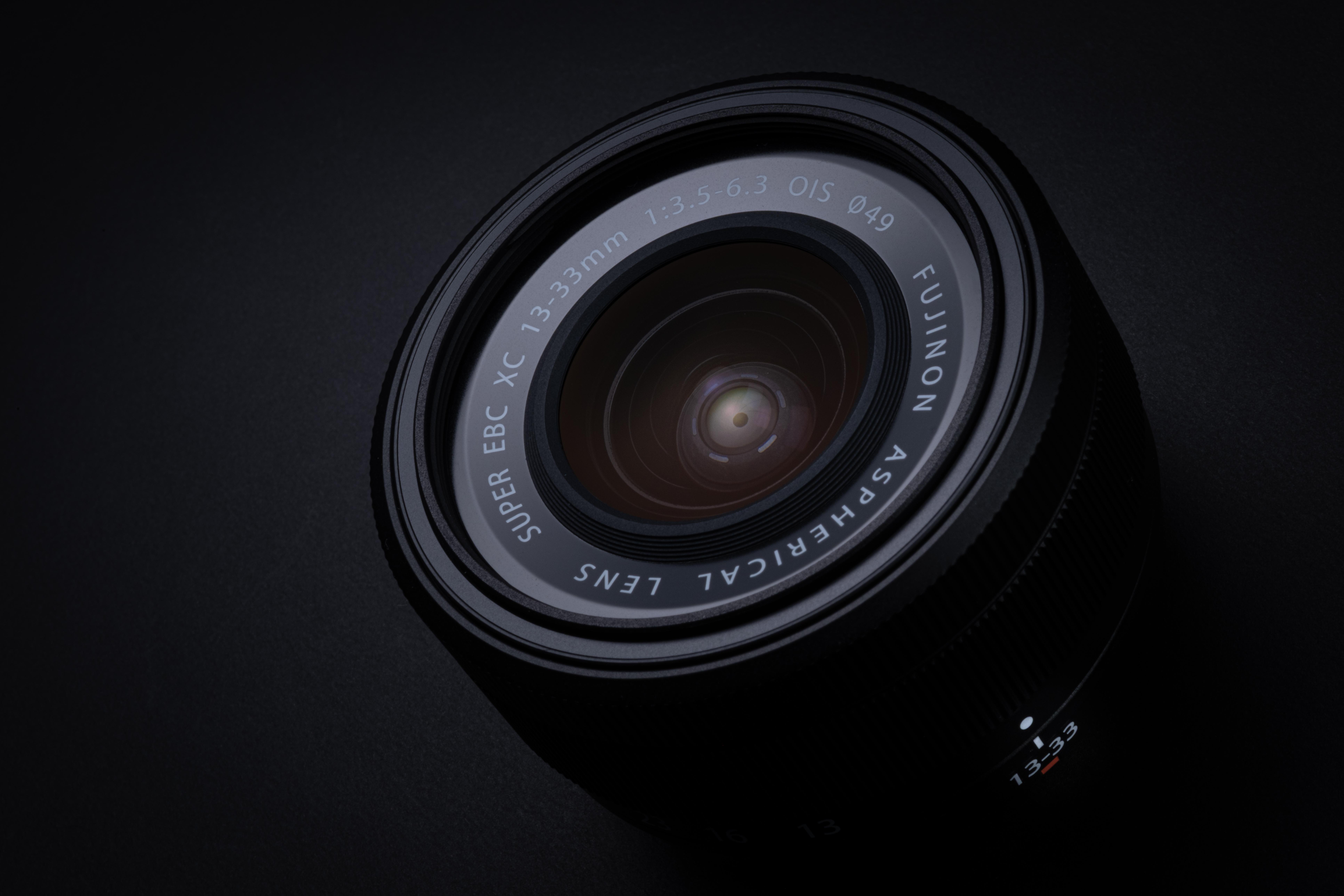 FUJINON XC13-33mm F3.5-6.3 OIS鏡頭相當輕巧。