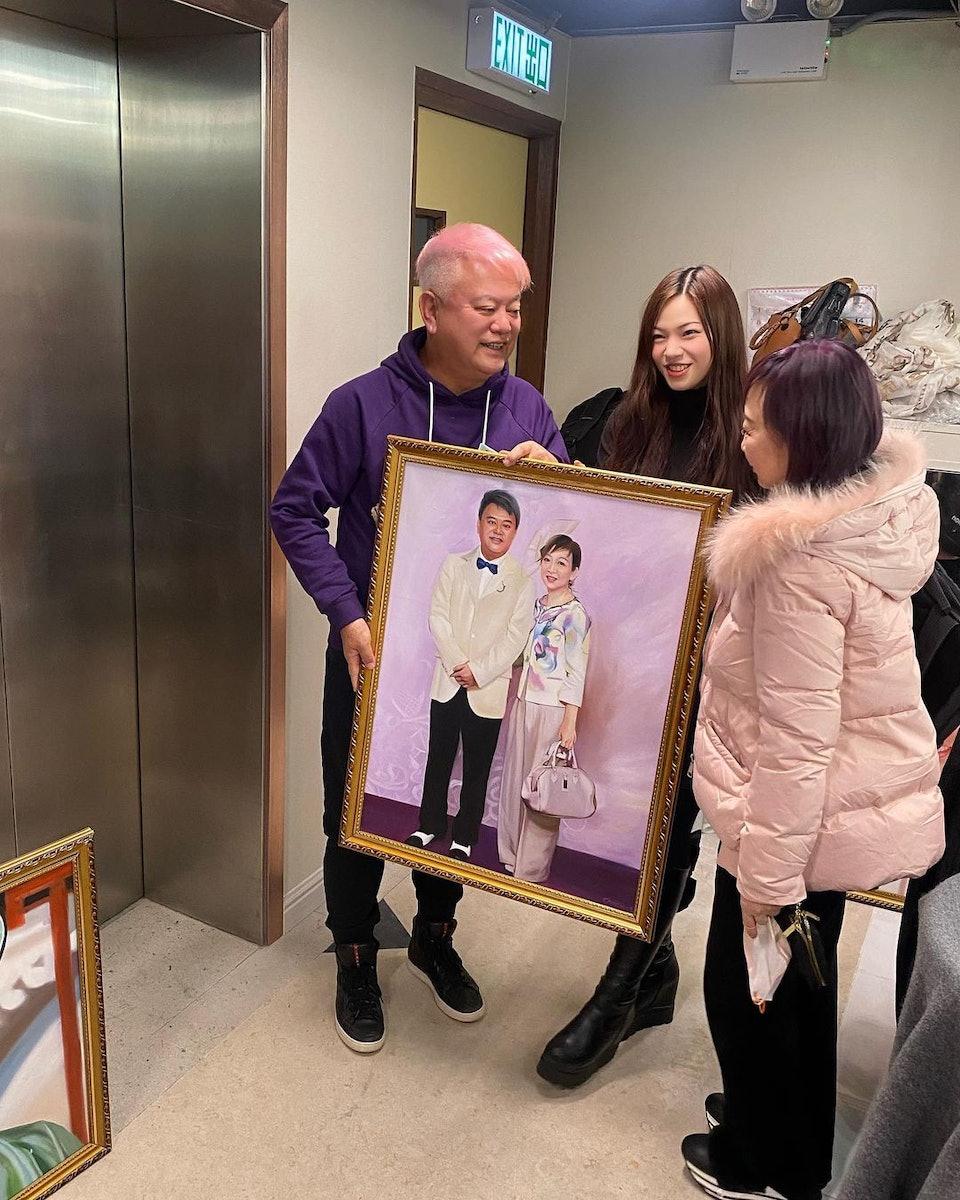 Chris不時贈畫予藝人朋友,但後來被發現全都是淘寶貨。