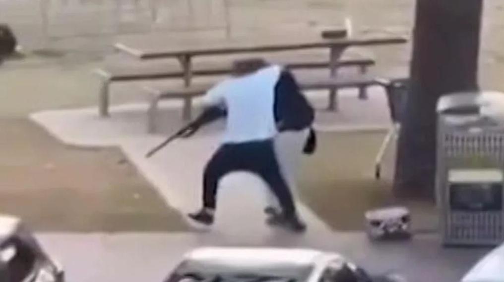 艾哈邁德從後撲向槍手奪槍。(互聯網)