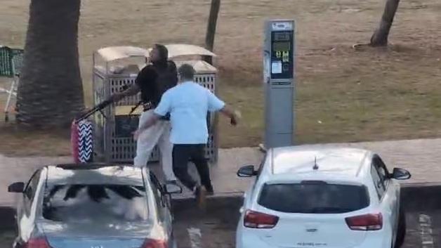 案發當日,艾哈邁德從後撲向槍手。(互聯網)