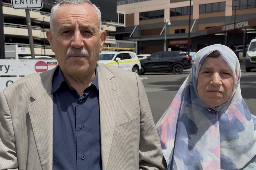 艾哈邁德父母到醫院探望兒子。(互聯網)