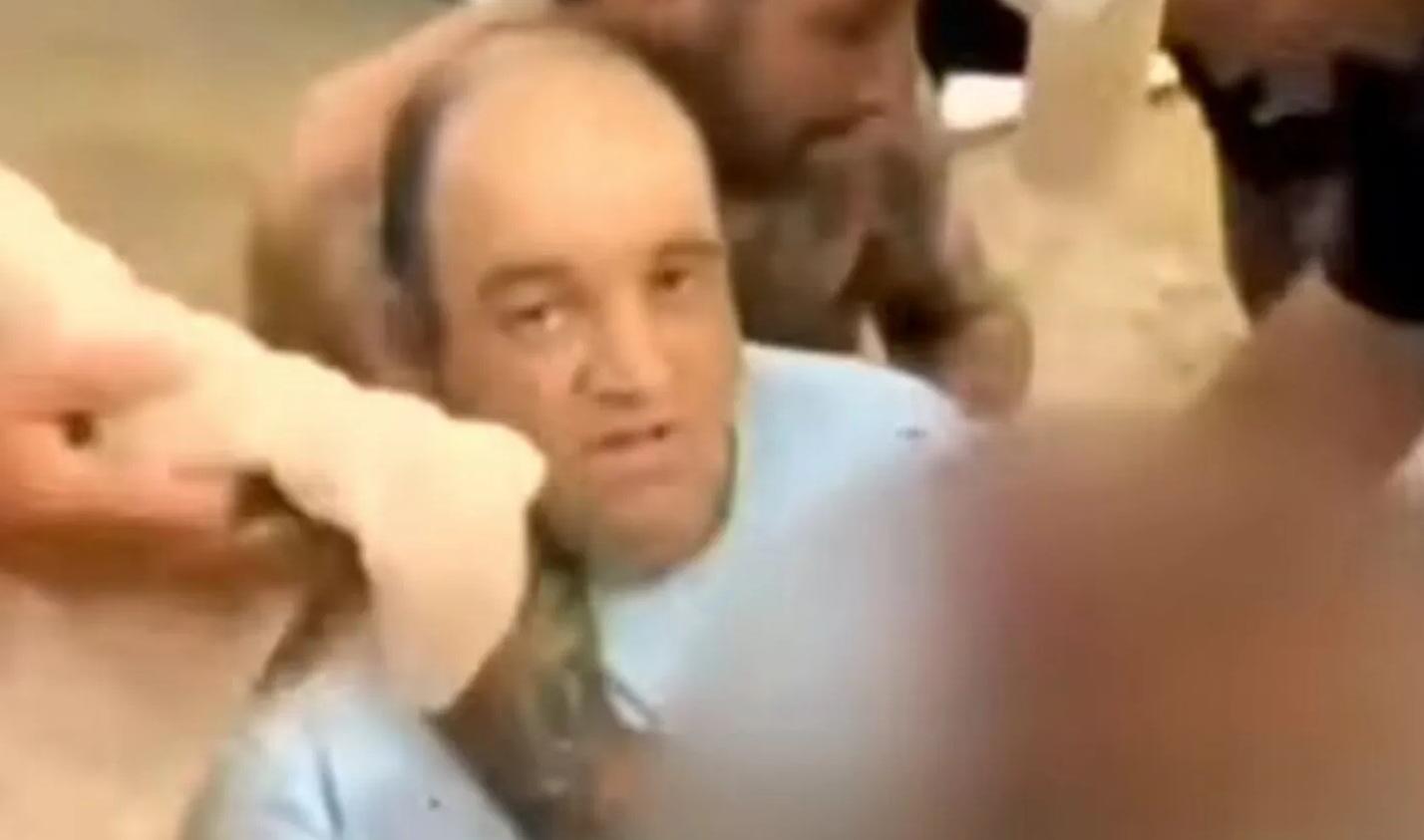 艾哈邁德當日中槍,在現場接受治療。(互聯網)