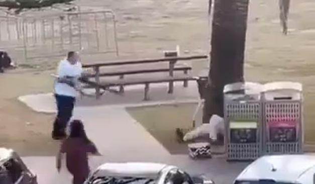 艾哈邁德奪槍後再指向槍手,將他逼退。(互聯網)