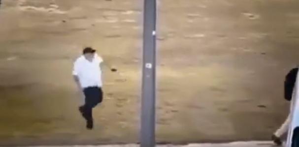 莫里森當日冒險走近槍手。(互聯網)