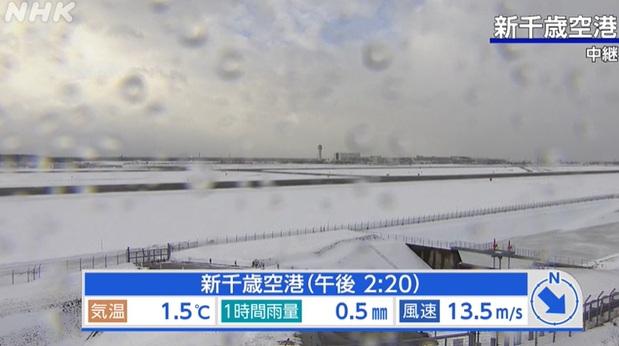 北海道新千歲機場周一下午持續積雪。(互聯網)