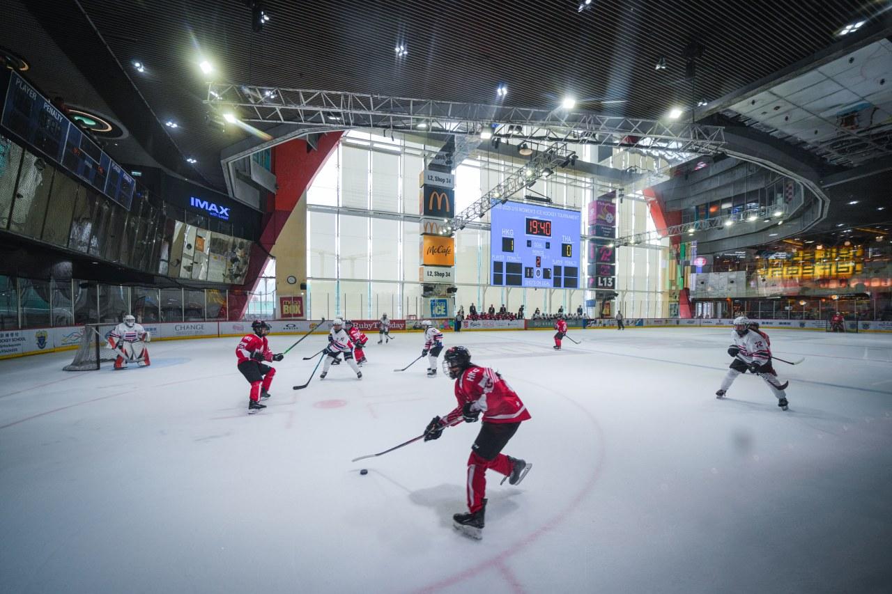 中國香港冰球總會(冰總)於12月30日起主辦「2025-2026年度香港冰球錦標賽」,邀請了中華 台北、菲律賓及泰國等地區的U18男、女子隊伍,與中國香港U18冰球隊角逐