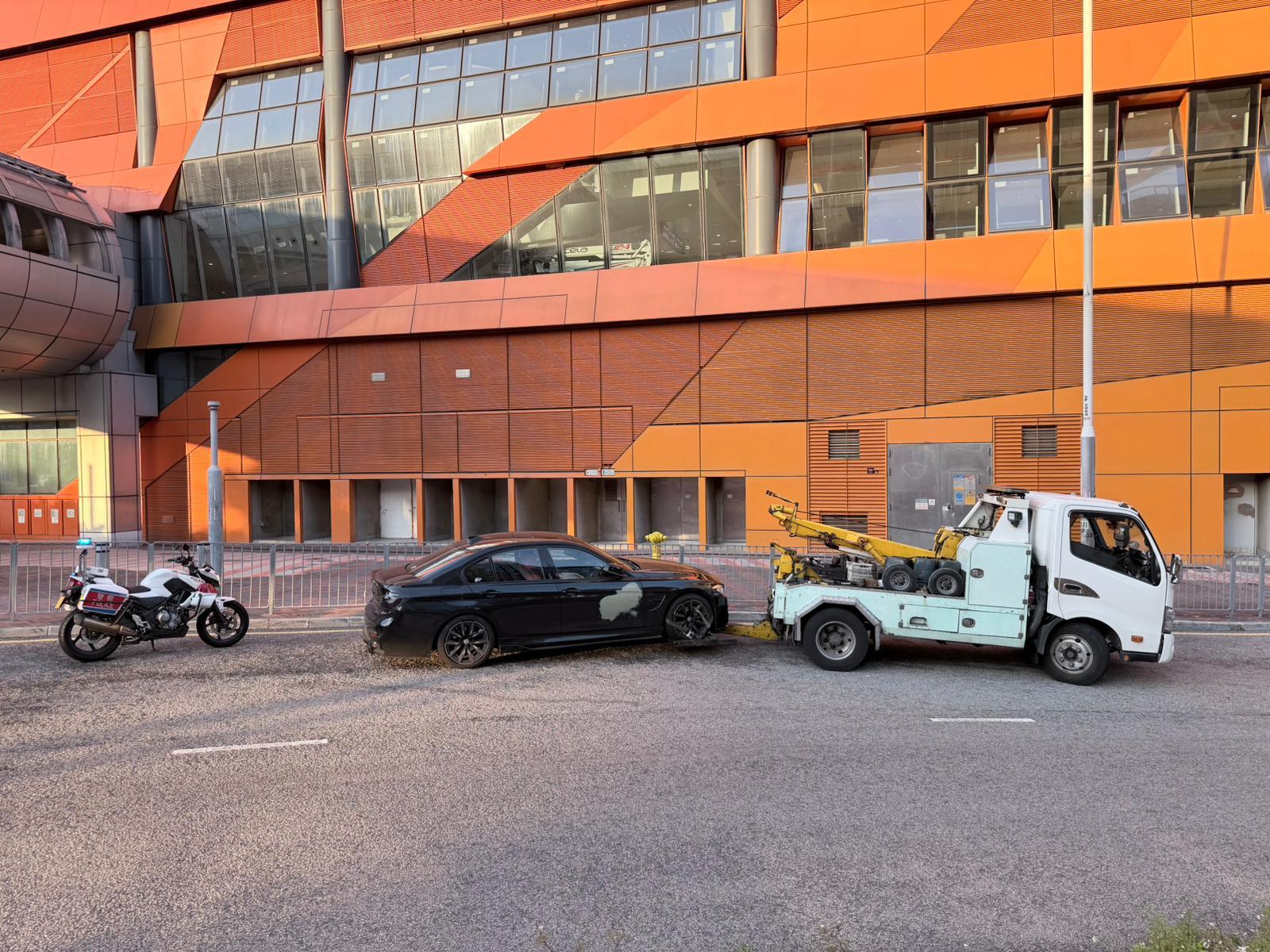 警西九龍打擊違泊發逾900告票拖7車,52歲男涉4罪被捕。(警方圖片)