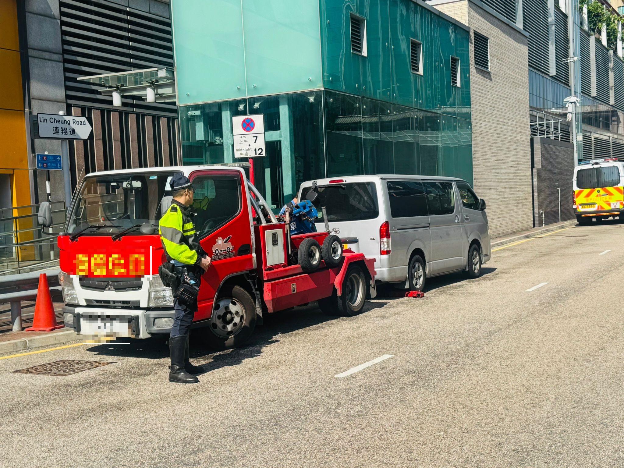 警西九龍打擊違泊發逾900告票拖7車,52歲男涉4罪被捕。(警方圖片)