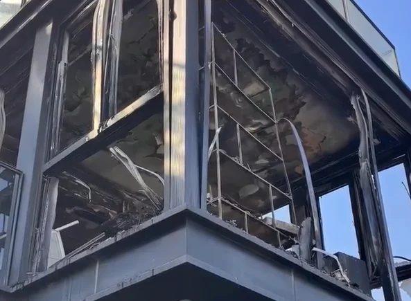 火災後的別墅面目全非。