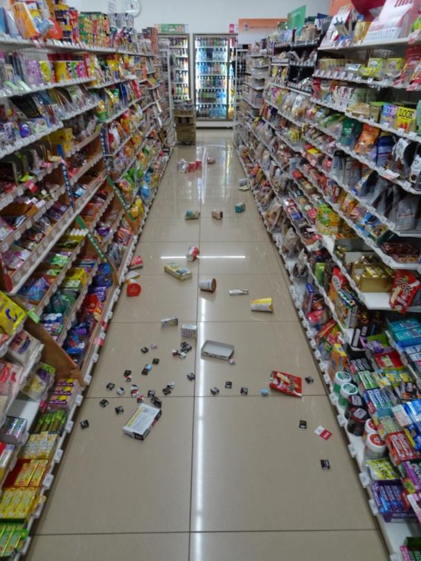 青森縣7.5級地震,民眾上傳青森縣有便利店貨品掉落。(互聯網)