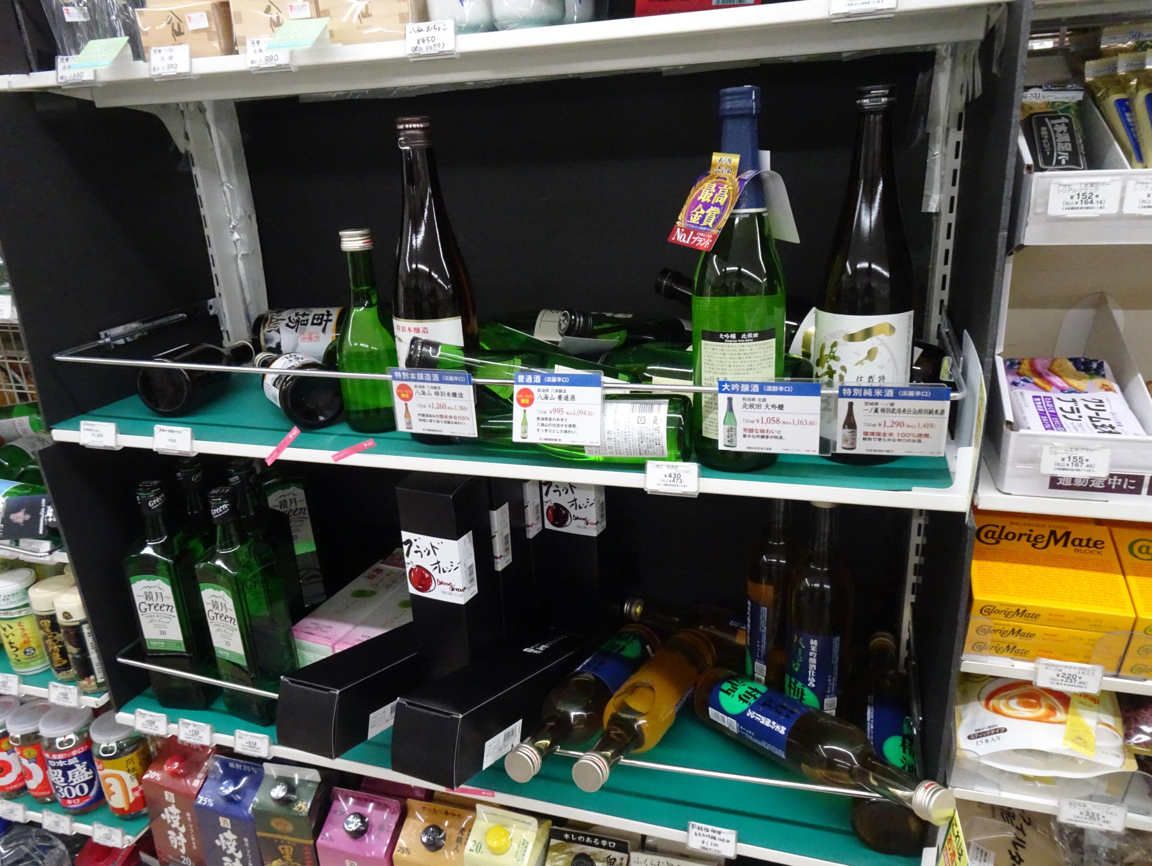 青森縣7.5級地震,民眾上傳青森縣有便利店貨品掉落。(互聯網)