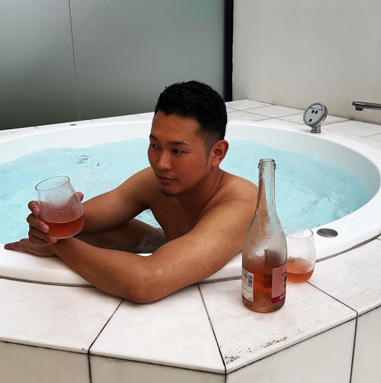 40歲的KAZUYUKI生於大阪,為通訊相關行業的業務,是成員中最年長一位,跟交往15年的戀人分手後決定參加節目。