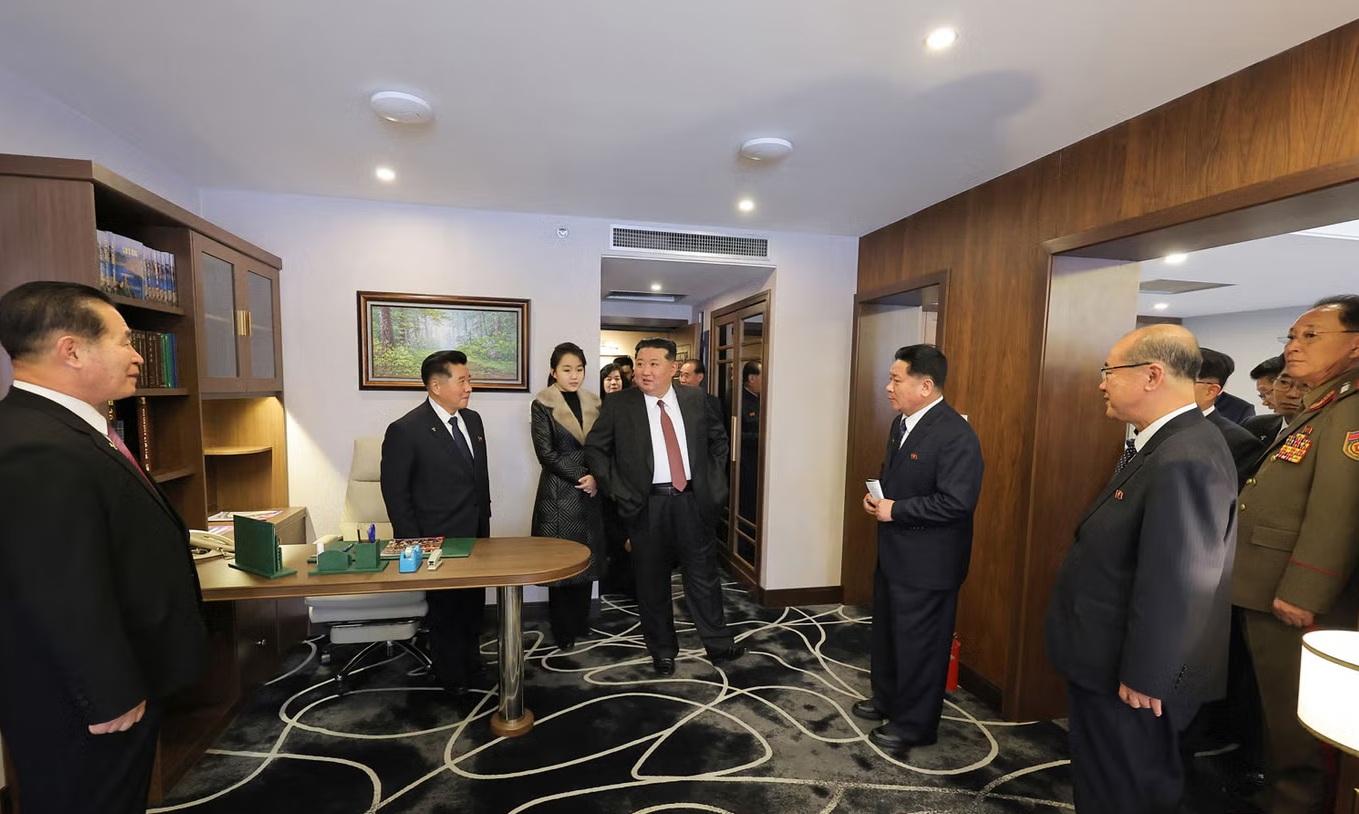 金正恩父女參觀酒店房間。(互聯網)