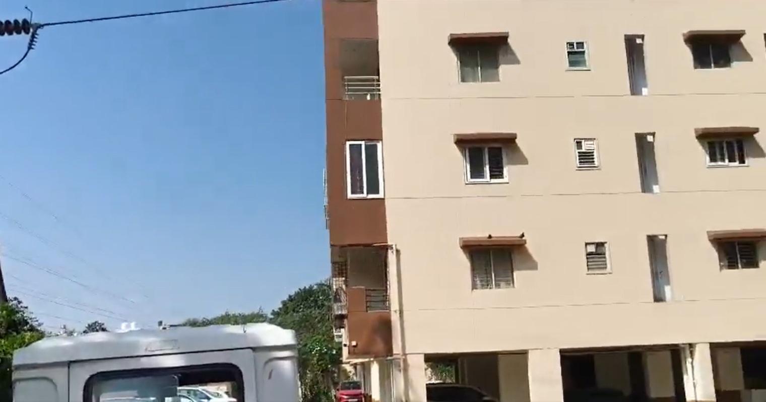 電塔旁位於住宅大樓旁邊。(互聯網)