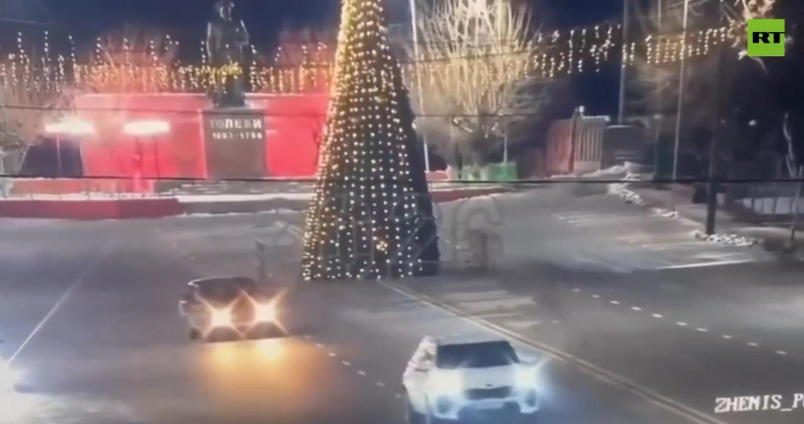 哈薩克南部城鎮薩雷阿加什(Saryagash)在市中心廣場一輪汽車初時如常行駛。