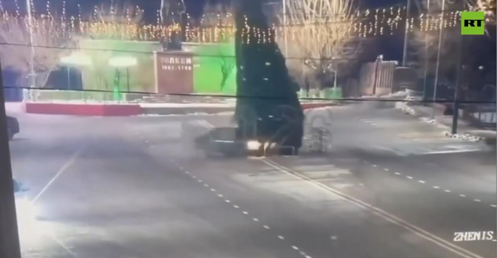 汽車高速撞向聖誕樹,令大樹倒塌。