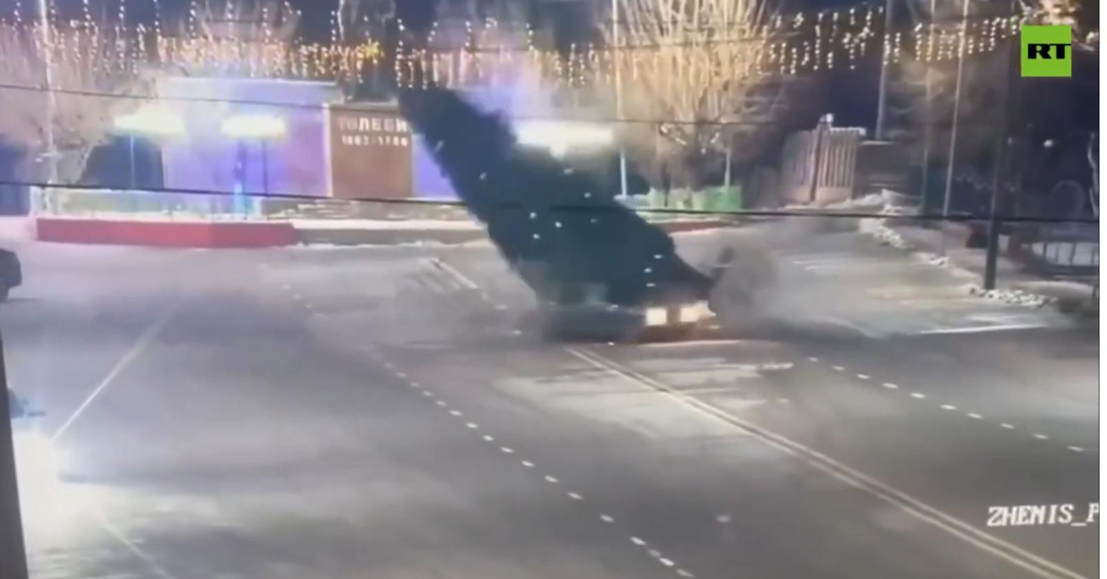 汽車高速撞向聖誕樹,令大樹倒塌。