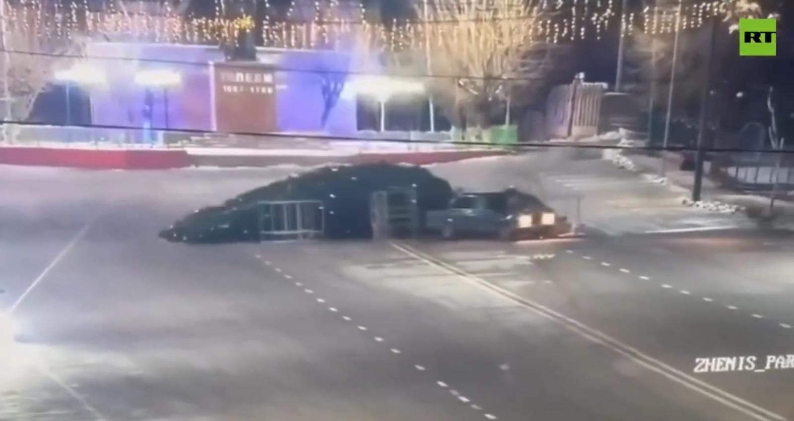 汽車高撞倒聖誕樹後沒有停下來,逃離現場。