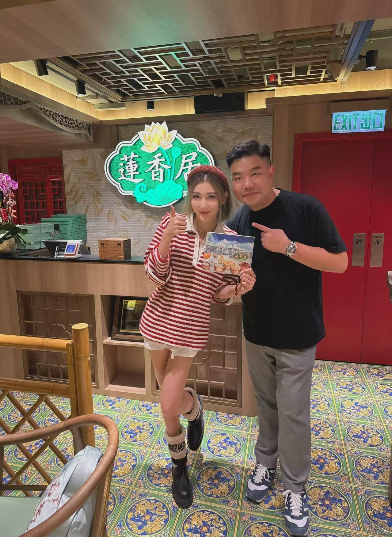 李彩華也來試菜。