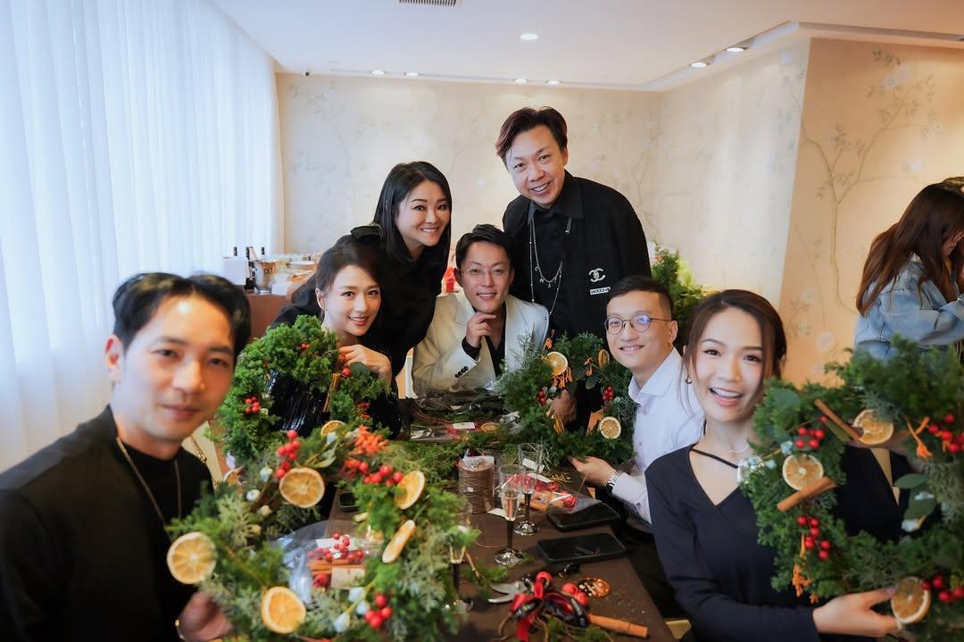 Maggie跟Matt一齊整聖誕圈。