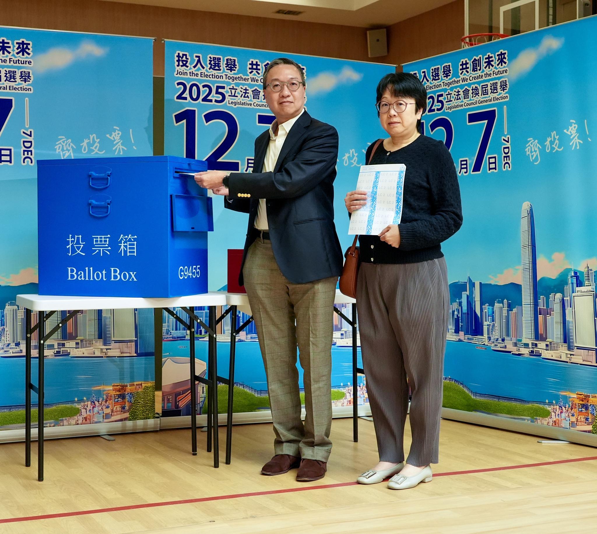 立法會選舉,林定國到票站投票。(林定國社交網站截圖)