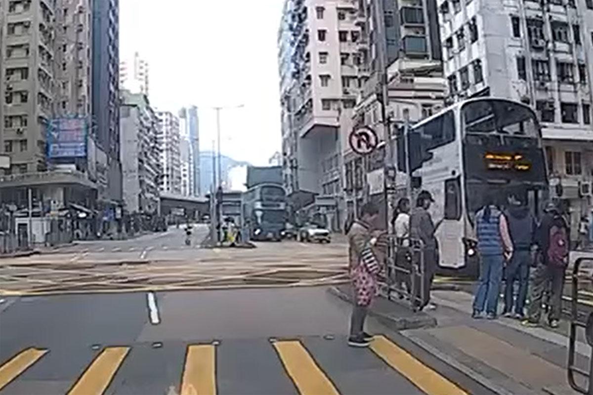 事發時女途人突從安全島衝出,被駛至的九巴撞倒及捲入車底。(網上影片截圖)