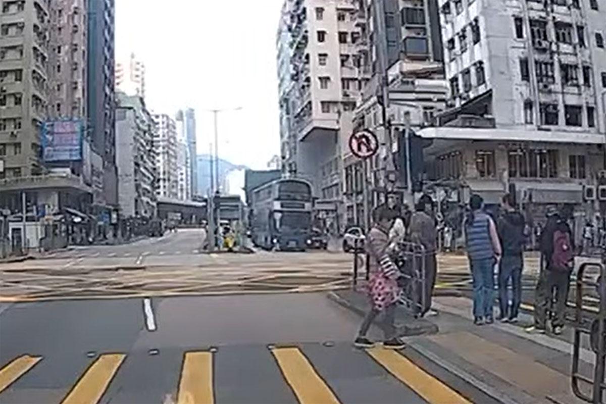 事發時女途人突從安全島衝出,被駛至的九巴撞倒及捲入車底。(網上影片截圖)