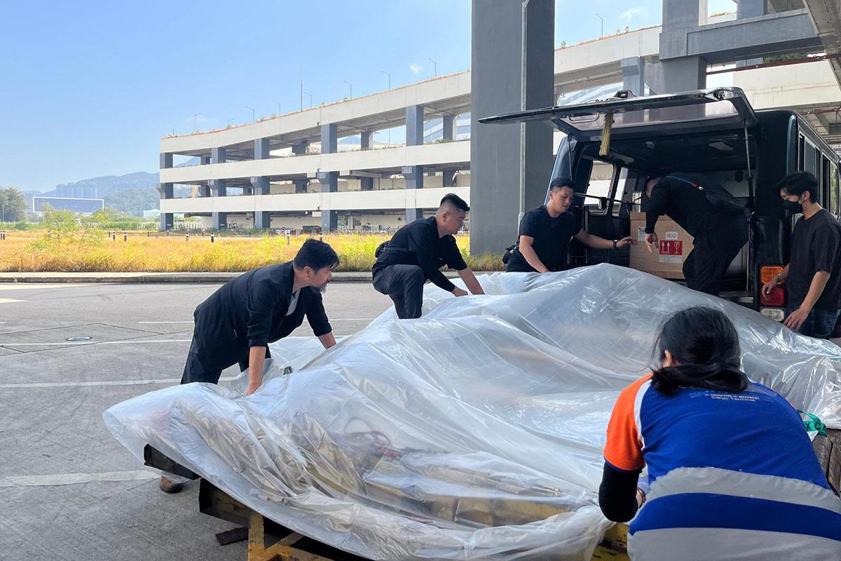 一名在大埔火災殉職的印傭獲運送回鄉安葬。(FB專頁「毋忘愛」)