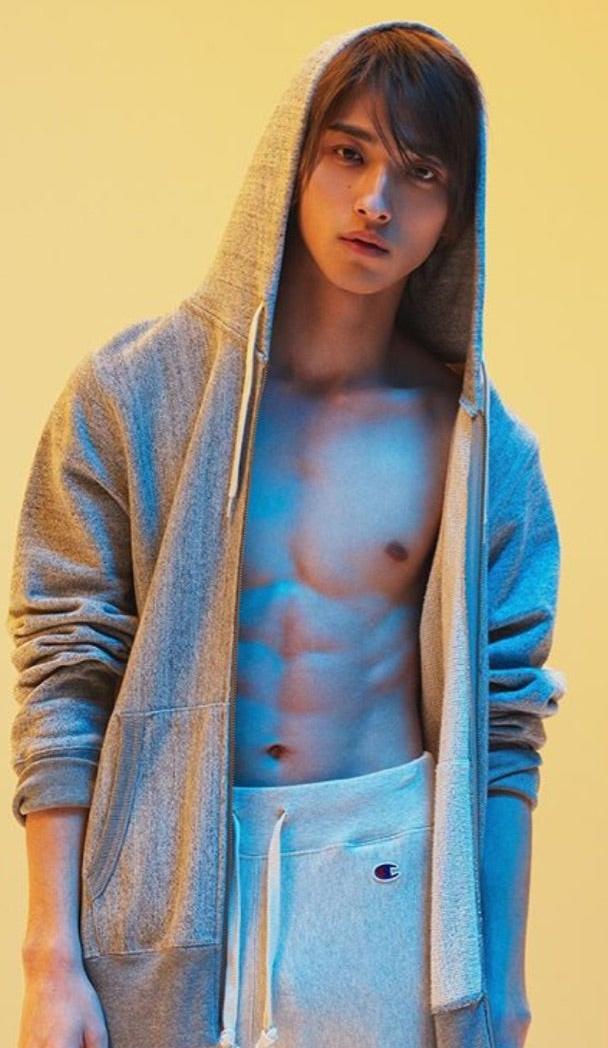 橫濱流星曾練得一身肌肉。