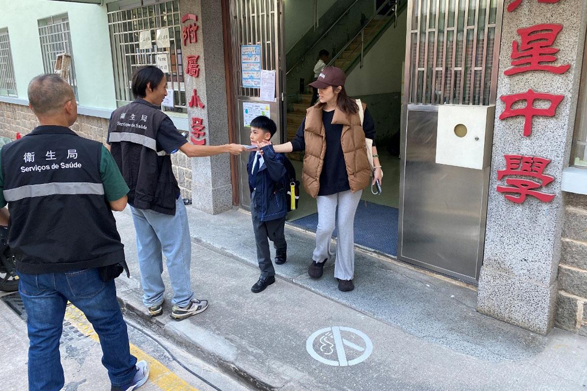 澳門上月開始試驗在3間學校和1間托兒所門口劃出禁煙區。(資料圖片/澳門衞生局)