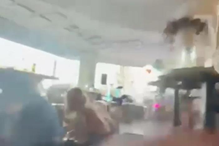 事發時,民眾聽到槍聲,找地方掩護。(互聯網)