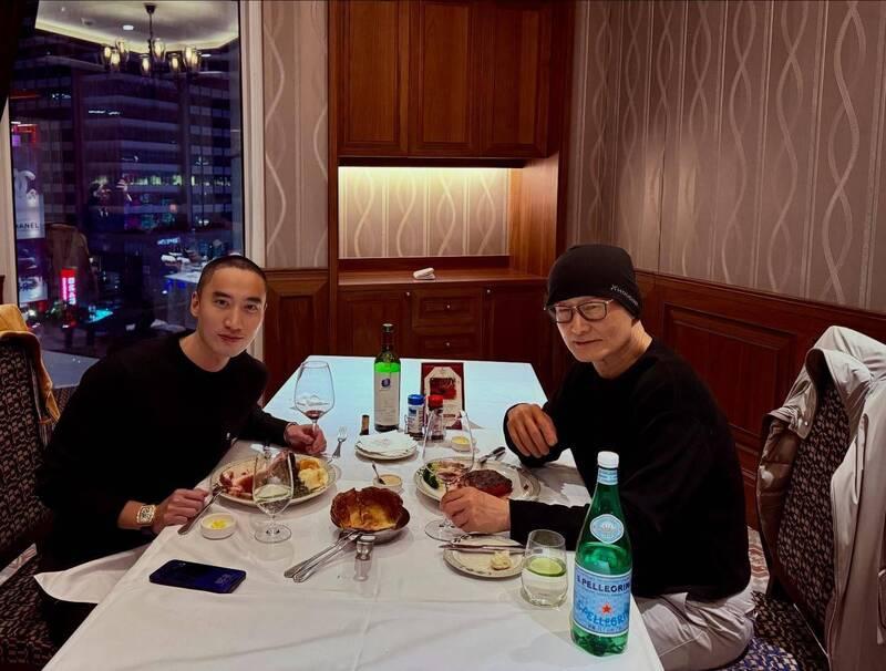 台灣婦產科名醫劉偉民日前貼出與賴弘國合照。