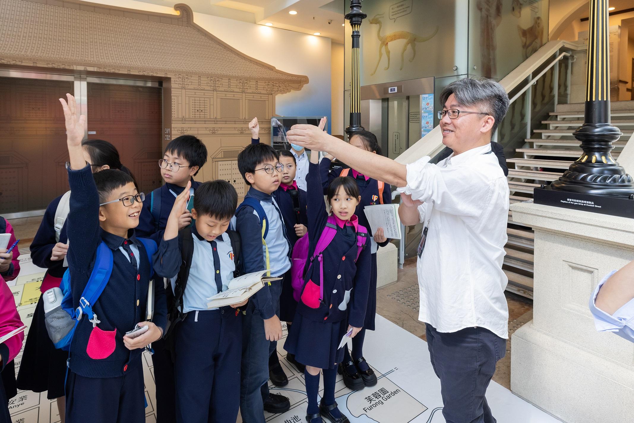 港大同學會書院(照片由港大同學會書院提供)、三水同鄉會劉本章學校和香海正覺蓮社佛教陳式宏學校同學,參觀「唐風萬里」展覽。
