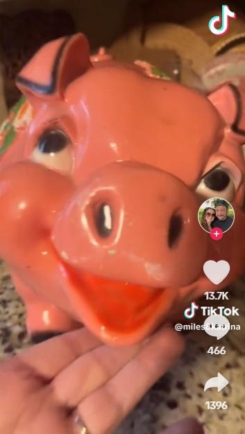 粉紅小豬錢罌笑容詭異。(互聯網)
