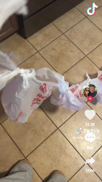 從錢罌裡面拉出一串膠袋。(互聯網)