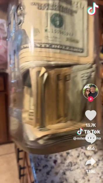 發現錢罌裡有一疊疊美鈔。(互聯網)