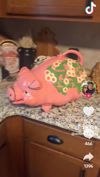 錢罌身上滿是上世紀六七十年代的立體雕花。(互聯網)