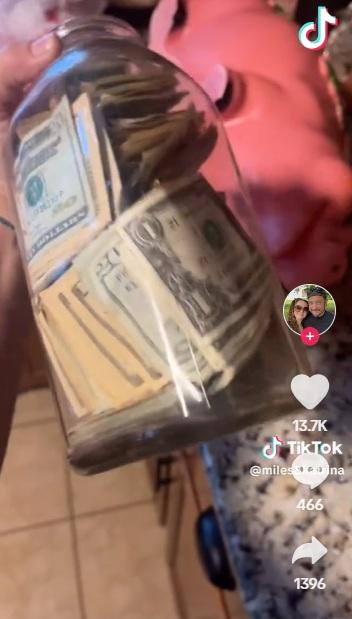 發現錢罌裡有一疊疊美鈔。(互聯網)